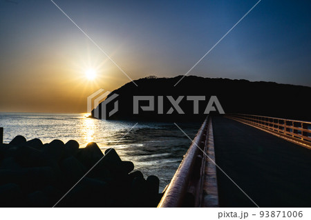 福井県の越前海岸の雄島に沈む夕日 93871006