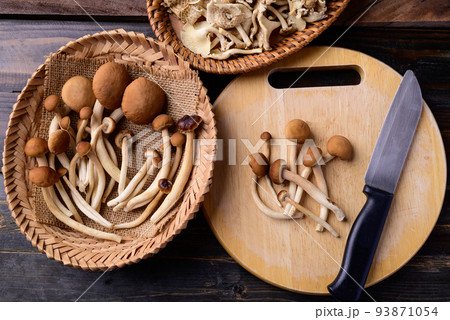Fresh yanagi matsutake mushroom prepare for cooking, Table top view 93871054