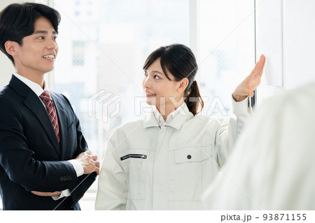 ミーティングをするビジネスマン 93871155