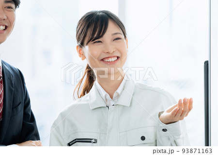ミーティングをするビジネスマン 93871163
