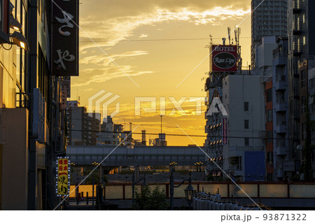 大阪ミナミ 道頓堀橋からの夕景 黄金色に照らされたビル 大阪ミナミ 道頓堀橋からの夕景 黄金色に照らされたビル 93871322