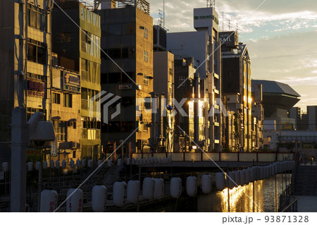 大阪ミナミ 道頓堀橋からの夕景 黄金色に照らされたビル 大阪ミナミ 道頓堀橋からの夕景 黄金色に照らされたビル 93871328