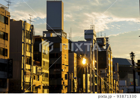 大阪ミナミ　道頓堀橋からの夕景　黄金色に照らされたビル 93871330