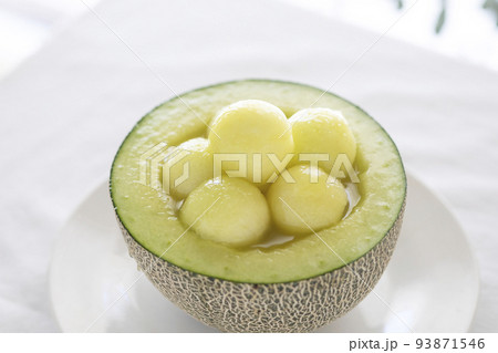 皮の器に入っている丸くくり抜いたアールスメロン 93871546