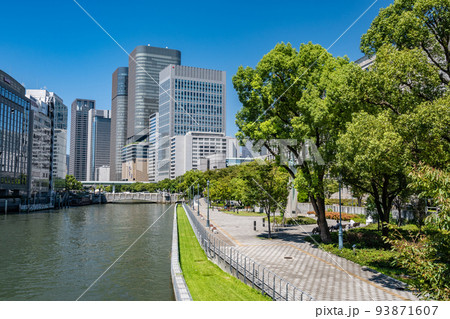 土佐堀川と中之島公園　大阪ビジネス街 93871607