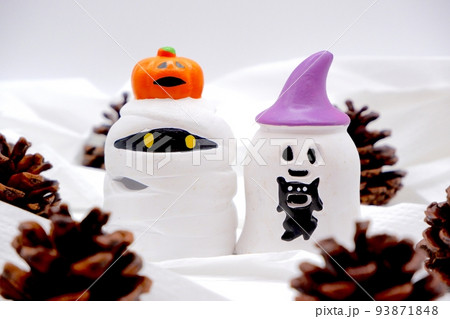 ハロウィンのお化けの白いイメージ 93871848