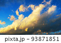 夕暮れ時の雲と青空の風景 93871851