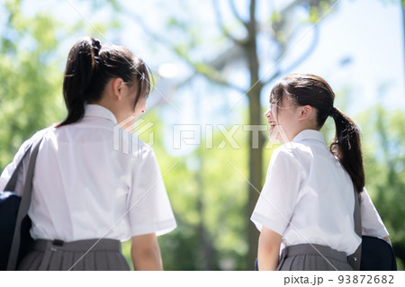 会話する学生の後ろ姿 会話する学生の後ろ姿 93872682