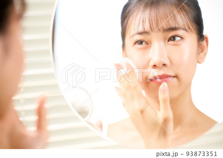 鏡を見ながらセルフメイクをする若い女性 ビューティー イメージ 鏡を見ながらセルフメイクをする若い女性 ビューティー イメージ 93873351