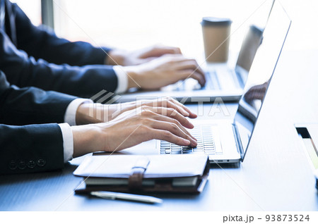 パソコン 手元 パーツ 指先 男性 パソコン 手元 パーツ 指先 男性 93873524