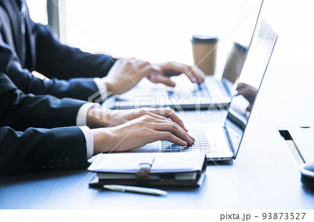 パソコン 手元 パーツ 指先 男性 パソコン 手元 パーツ 指先 男性 93873527