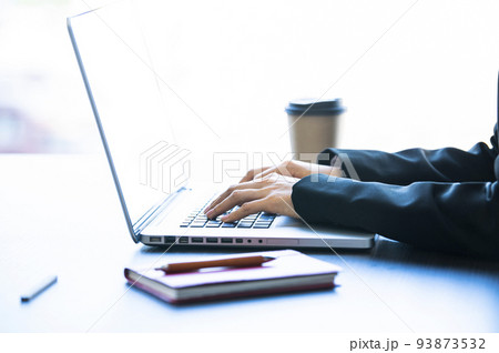 パソコン 手元 パーツ 指先 女性 パソコン 手元 パーツ 指先 女性 93873532