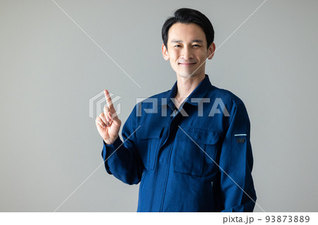 作業服の男性　 93873889