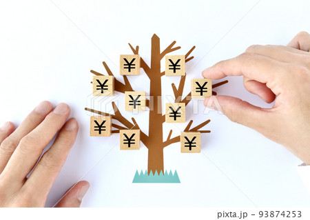 お金のなる木と男性の手 93874253