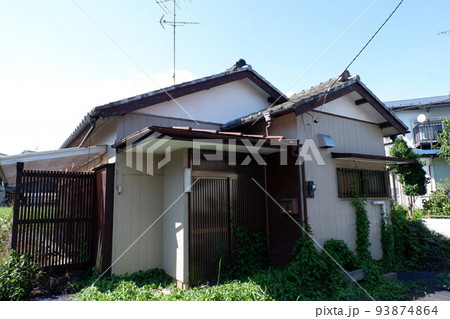 放置された空き家 放置された空き家 93874864