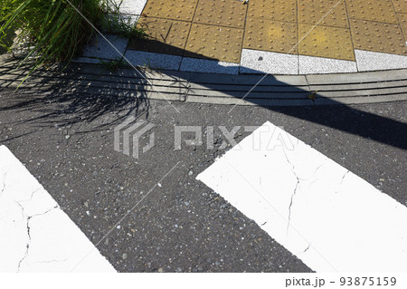 夏、残暑の街と点字ブロックと歩道 夏、残暑の街と点字ブロックと歩道 93875159