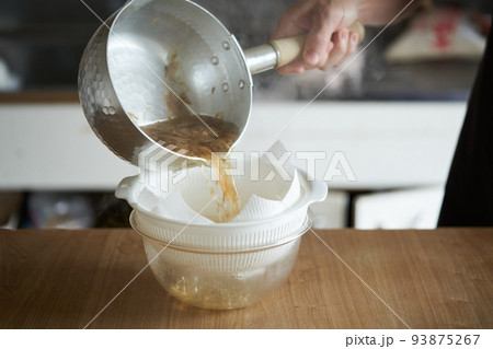 出汁を濾す 出汁を濾す 93875267