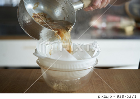 出汁を濾す 93875271