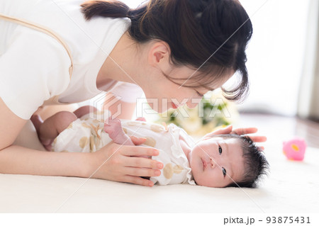 ファミリー　ママと赤ちゃん 93875431