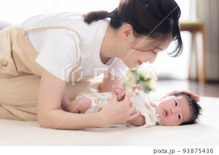 ファミリー　ママと赤ちゃん 93875436