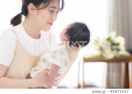 ファミリー　ママと赤ちゃん 93875437