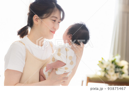 ファミリー　ママと赤ちゃん 93875467