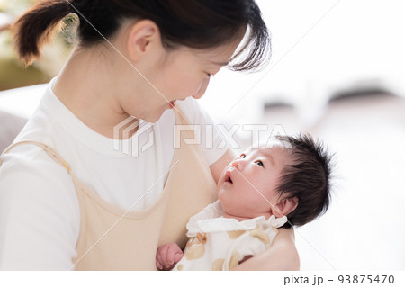 ファミリー　ママと赤ちゃん 93875470