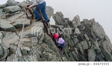 日本百名山の槍ヶ岳の梯子を登る登山者 日本百名山の槍ヶ岳の梯子を登る登山者 93875555
