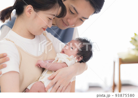 ファミリー　ママと赤ちゃん 93875580