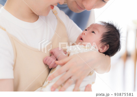 ファミリー　ママと赤ちゃん 93875581