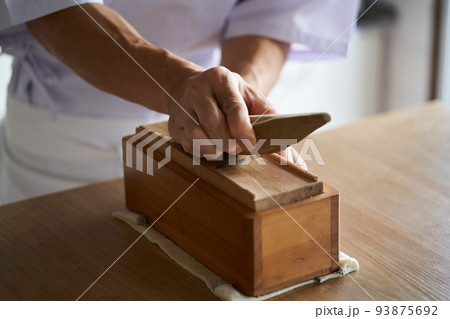 鰹節を削る板前 93875692