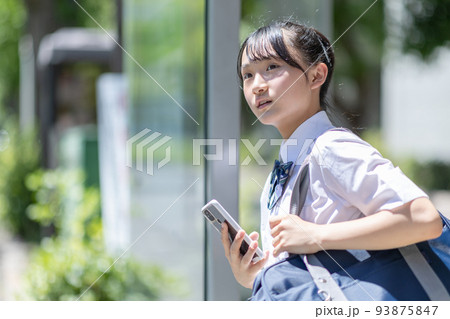 バスを待つ学生 93875847