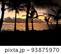 ハワイ島　海岸から眺める夜明け前の景色 93875970