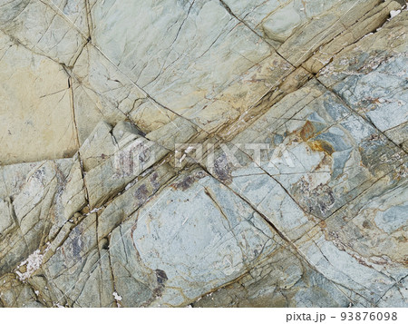 地表に露出した基盤岩のごつごつとした岩肌 93876098