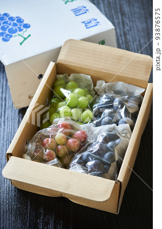 箱に入った葡萄の詰め合わせ 箱に入った葡萄の詰め合わせ 93876575