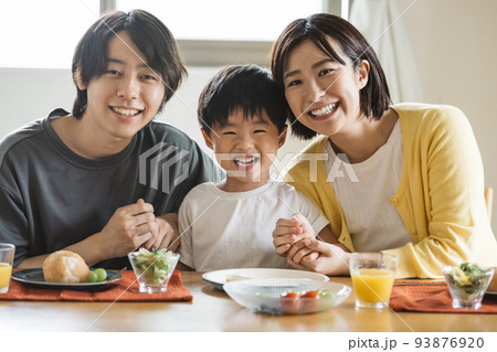家族の食卓・笑顔のファミリーイメージ 93876920