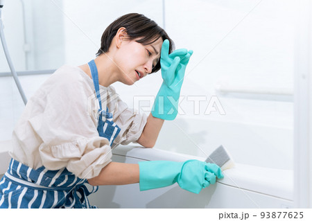 風呂掃除するミドル女性（家事・家事代行・清掃業者・疲労・ストレス） 93877625