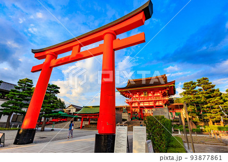 京都 伏見区 伏見稲荷大社 二番鳥居と楼門 京都 伏見区 伏見稲荷大社 二番鳥居と楼門 93877861