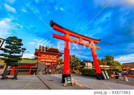 京都　伏見区　伏見稲荷大社　二番鳥居と楼門 93877863