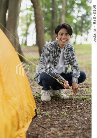 ソロキャンプを楽しむ男性・テントを張る男性 93878109