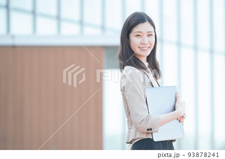 屋外のビジネスウーマンのポートレート 屋外のビジネスウーマンのポートレート 93878241