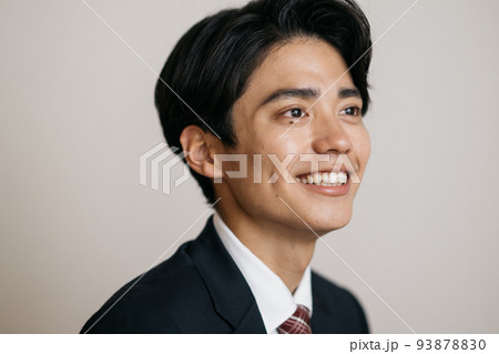 スーツの20代ビジネスマン スーツの20代ビジネスマン 93878830