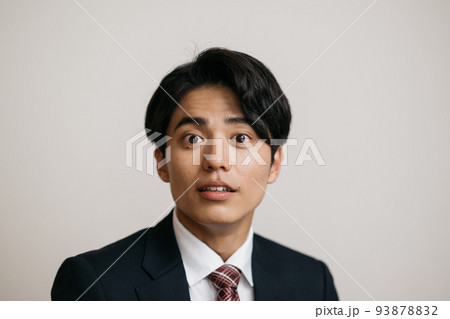 驚いた顔のスーツの20代ビジネスマン 驚いた顔のスーツの20代ビジネスマン 93878832