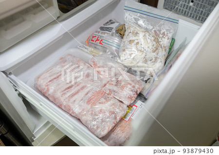 冷凍保存用の小分けにしたシメジ  フリーザー  冷凍保存用の小分けにしたシメジ  フリーザー  93879430