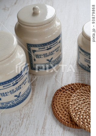 アンティーク風キャニスターとコースター【キッチンイメージ】 93879868