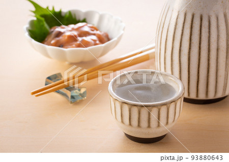 日本酒とおつまみ 93880643