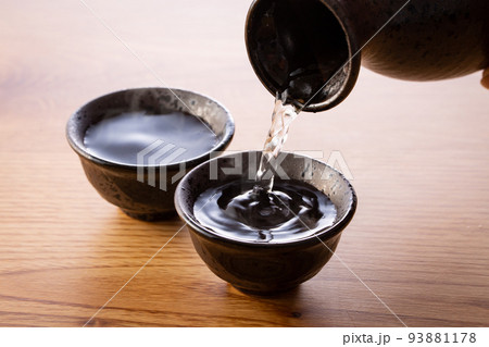 日本酒を注ぐ 日本酒を注ぐ 93881178
