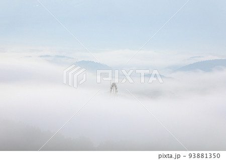 【北海道上富良野町】幻想的な朝霧の風景 【北海道上富良野町】幻想的な朝霧の風景 93881350