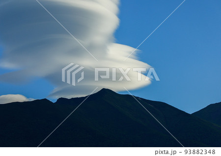 【北海道美瑛町】山と吊るし雲 93882348