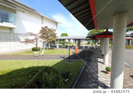 岩手　奥州市　丸ポストのある風景（牛の博物館） 93882475